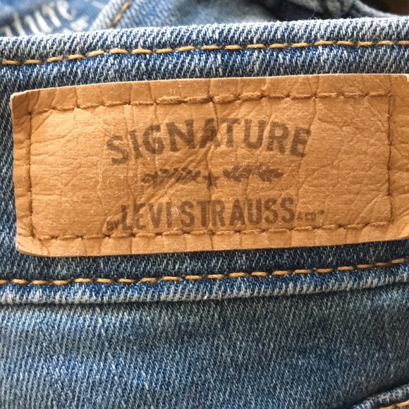 Levi’s Modern Distressed Girlfriend Shorts - Sz 30 - Picture 3 of 5